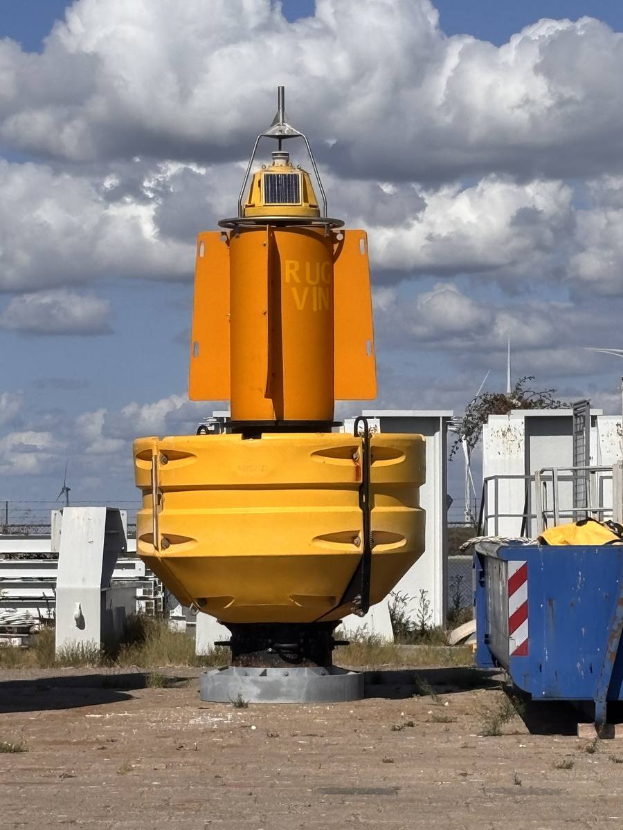 Bou&eacute;e de marque sp&eacute;ciale enti&egrave;rement jaune sans voyant, pos&eacute;e &agrave; terre dans un parc &agrave; bou&eacute;es